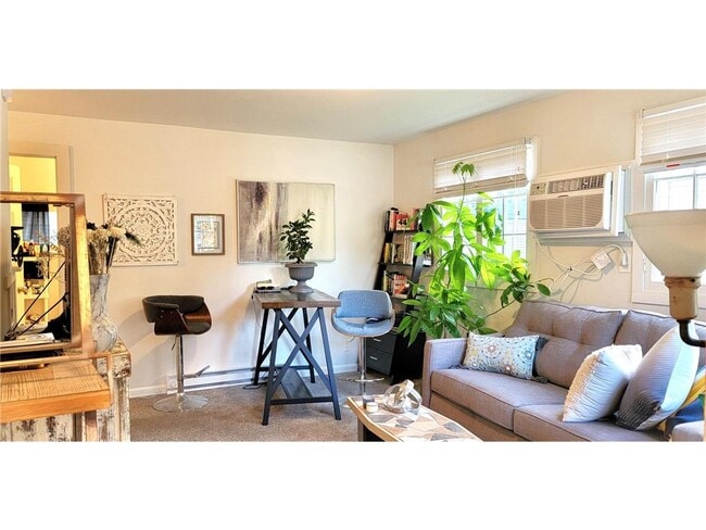 Building Photo - 2335 Hemlock Ln N