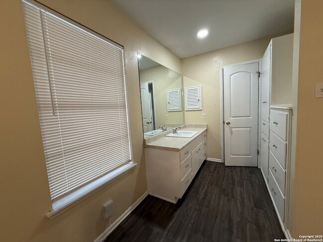 Building Photo - 10104 Ironside Dr