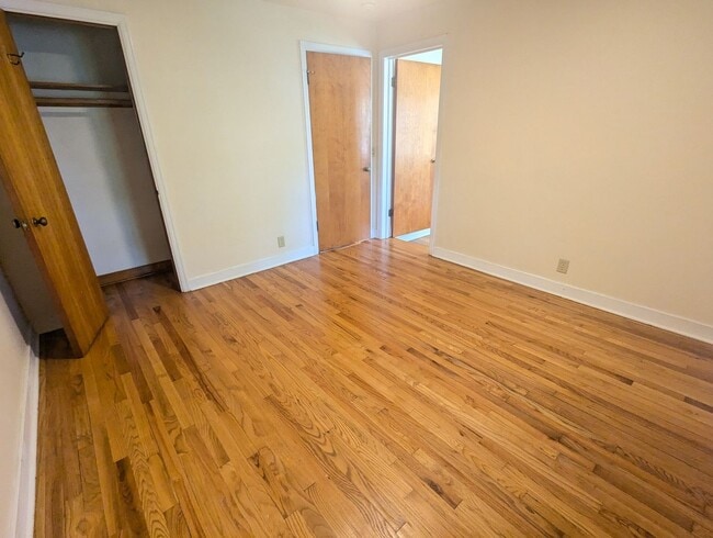 Building Photo - Large 1 Bedroom Plus Den