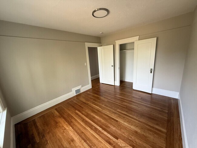 Building Photo - Bright Sunnyside Home with Fireplace, Bay Windows & Private Backyard!