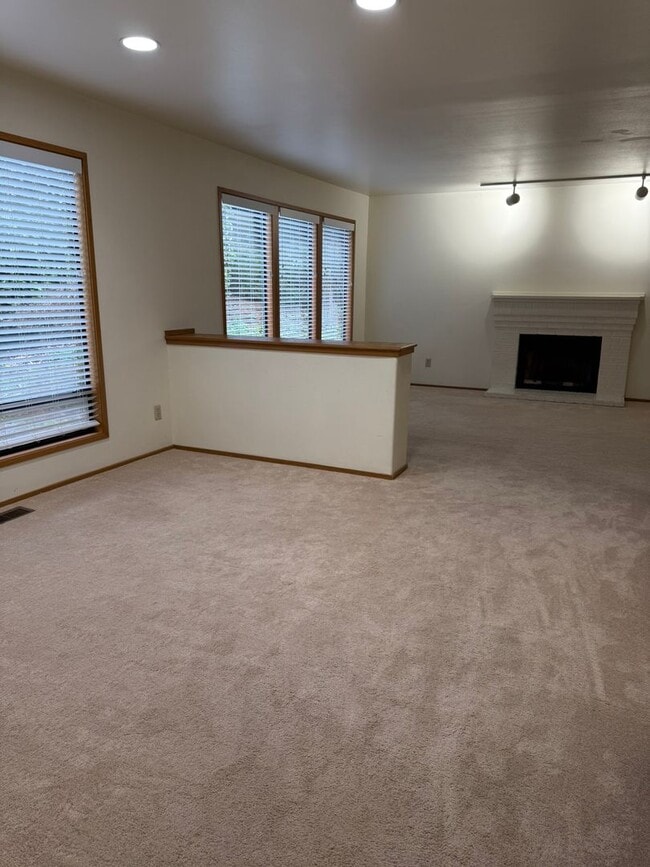 Building Photo - 3Bd/2.5Ba Bellevue House