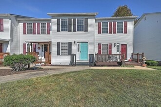 Building Photo - Charming Renovated 2 bedroom/ 3 bath Townhome Near Bristol Country Club – Prime Location!