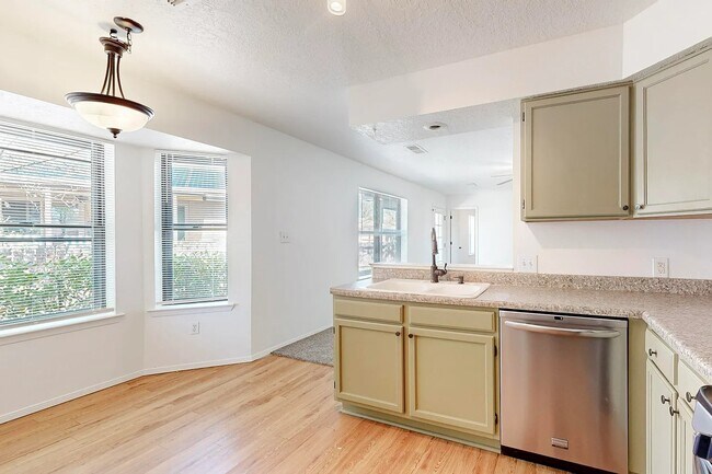 Building Photo - 699 Lakeview Cir SE
