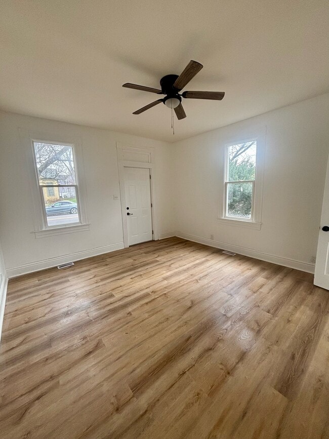 Building Photo - 525 E 8th St