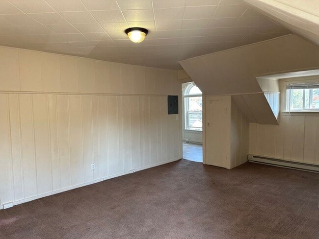 Building Photo - This 3rd floor, carpeted, 1 bedroom apartm...