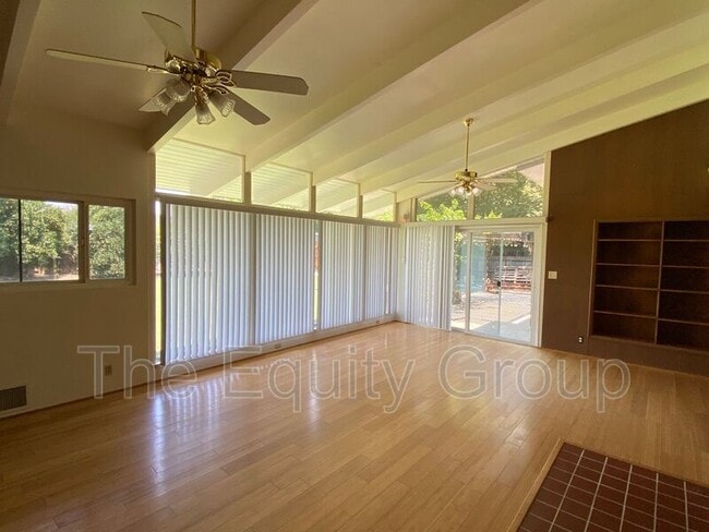 Building Photo - 1434 W Feemster Ave