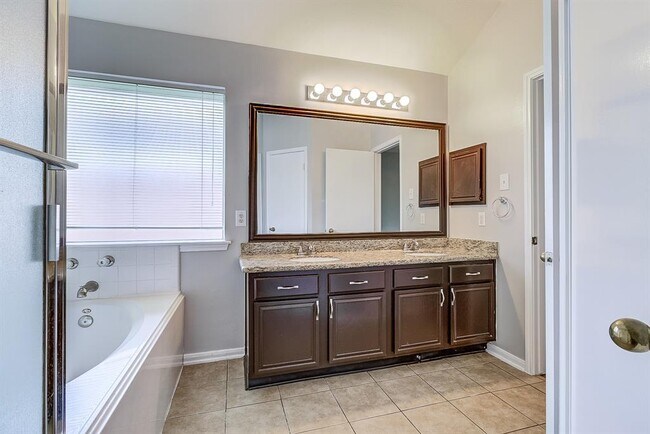 Building Photo - 4826 Linden Pl