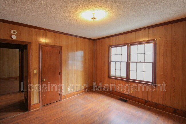 Building Photo - 211 W Poplar St