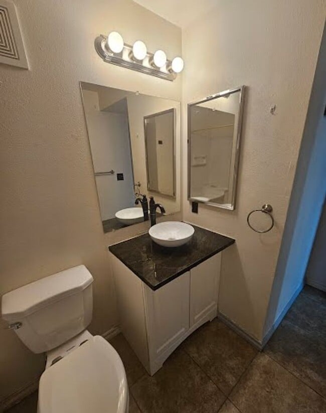 Building Photo - Bright Top-Floor Corner Condo on Powerline Trail – 1 Bed / 1 Bath