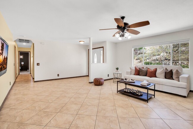 Building Photo - Western Hills Estate home/ 3 bedroom/ 2 ba...