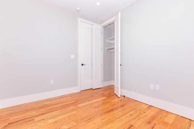 Building Photo - 245 Sullivan Pl