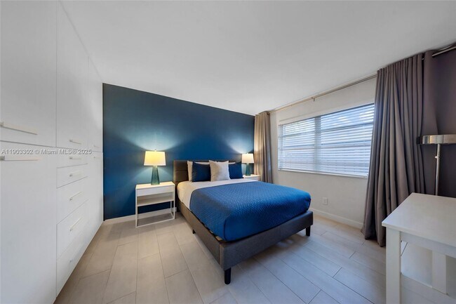 Building Photo - 707 NE 22nd Dr