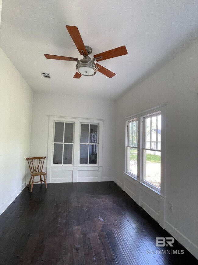 Building Photo - 216 W Rose Ave