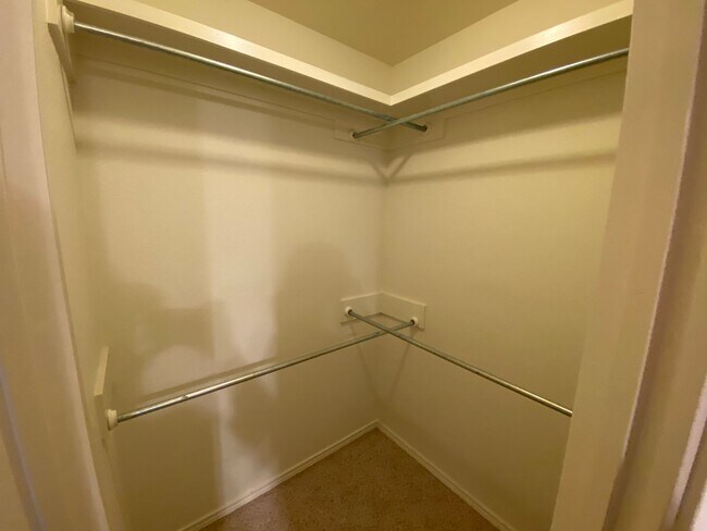 Building Photo - 3/2/2 - South of Loop 289, off of 89th & A...