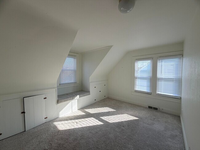 Building Photo - 45 Wallinwood Ave NE