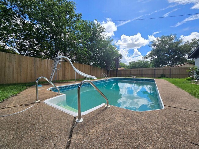 Building Photo - RENT REDUCTION - AVAILABLE NOW!