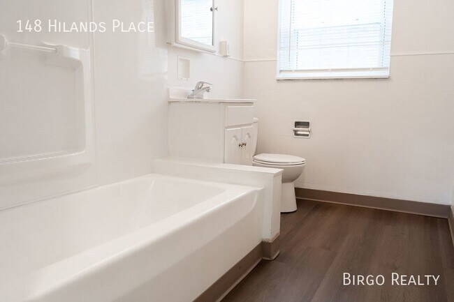 Building Photo - Move in special! First month free rent!