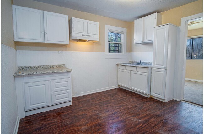 Building Photo - Great Home So Close to Downtown!