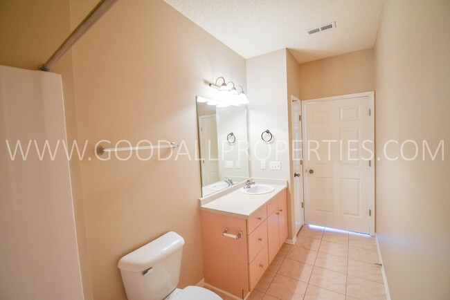 Building Photo - Short Term Lease Available ! 2 Bedroom 2 B...