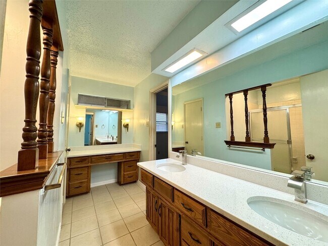 Building Photo - 1925 Glen Hill Dr