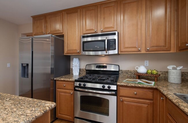 Building Photo - Homes Management - 2 Bed, 2 Bath Townhouse...