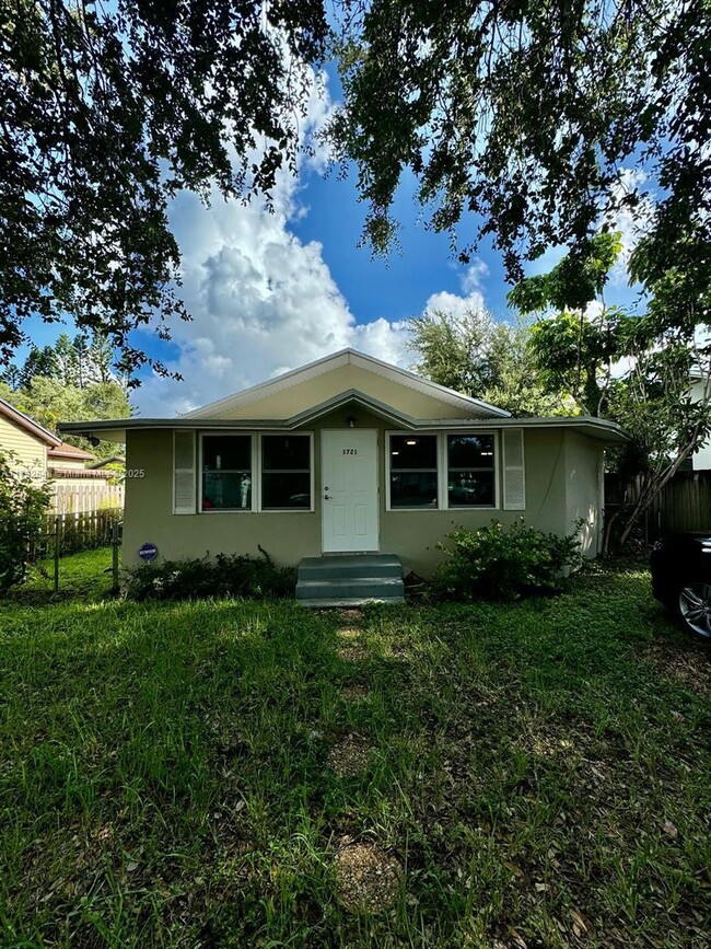 Primary Photo - 1721 Roosevelt St