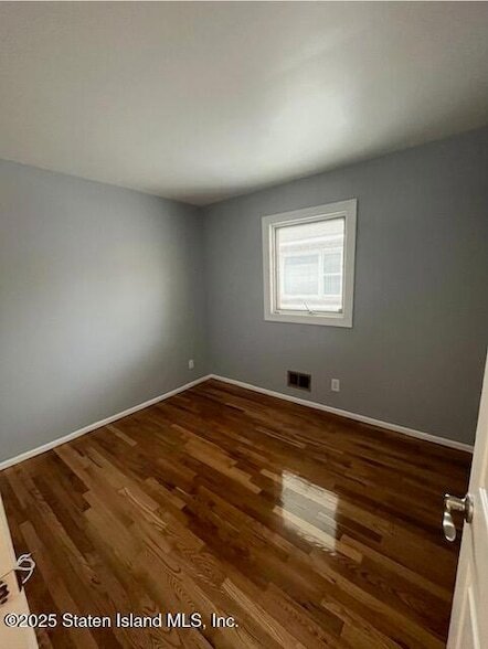 Building Photo - 384 Purdy Ave