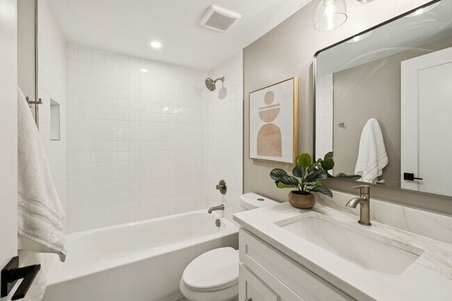 Building Photo - 215 Ash Dr