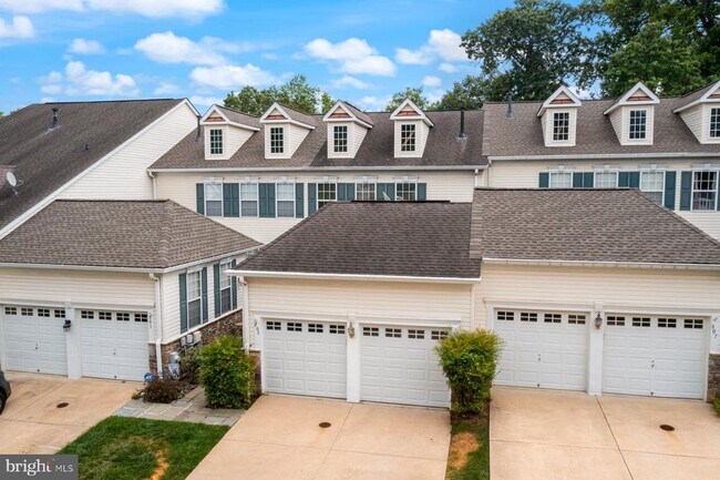 Building Photo - 805 Thicket Ct