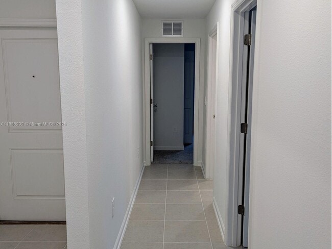 Building Photo - 2406 McKinley Dr