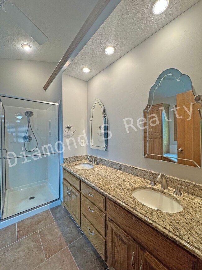 Building Photo - Gorgeous Custom All Brick Home in Fox Grap...