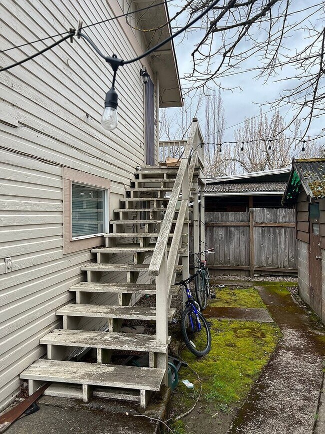 Building Photo - 4 Bedroom Dupex Close to U of O Campus