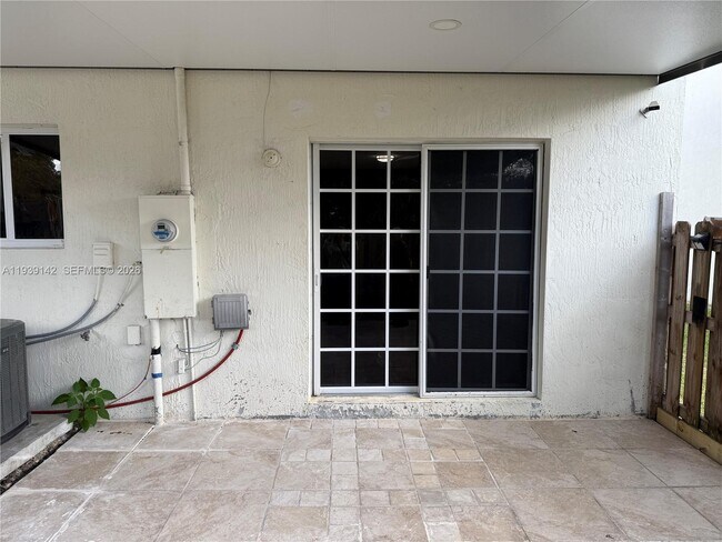 Building Photo - 582 SW 2nd Pl