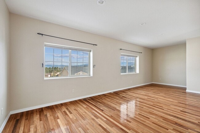 Building Photo - Spacious Sun-filled 3 bed 2.5 Bath Townhouse