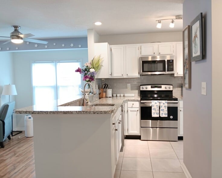 Open kitchen - 9033 J M Keynes Dr