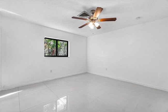 Building Photo - 899 NW 7th Dr