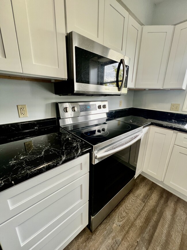 Building Photo - 403 Cedarstone Rd