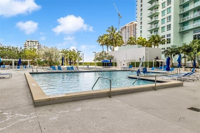 Building Photo - 1800 N Bayshore Dr