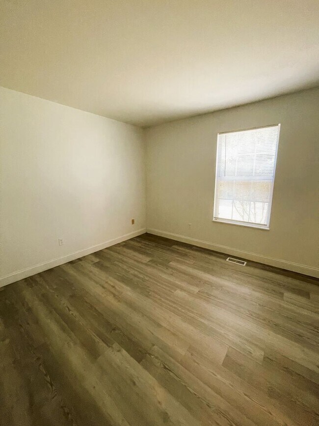 Building Photo - 10437 Cable Ave