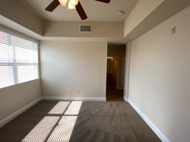 Building Photo - FABULOUS 4TH FLOOR CONDO IN GATED COMMUNIT...
