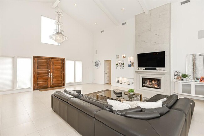 Building Photo - 8911 Birdwood Ct