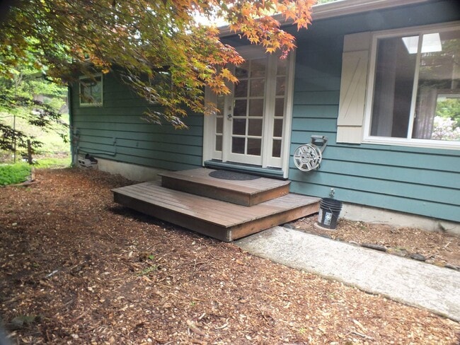 Building Photo - West Linn Classic