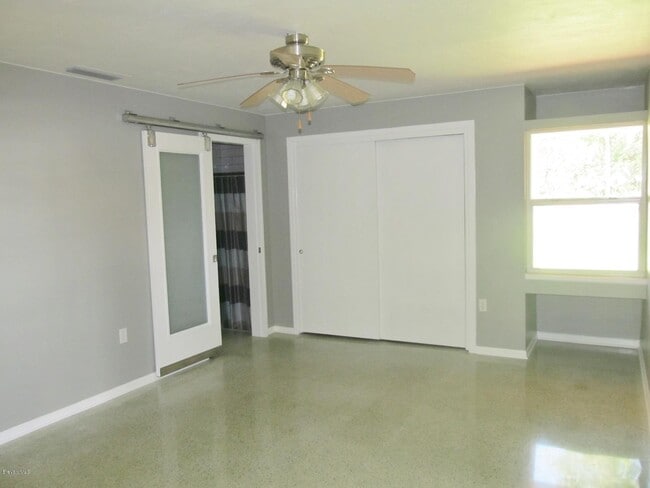 Building Photo - 204 River Heights Dr