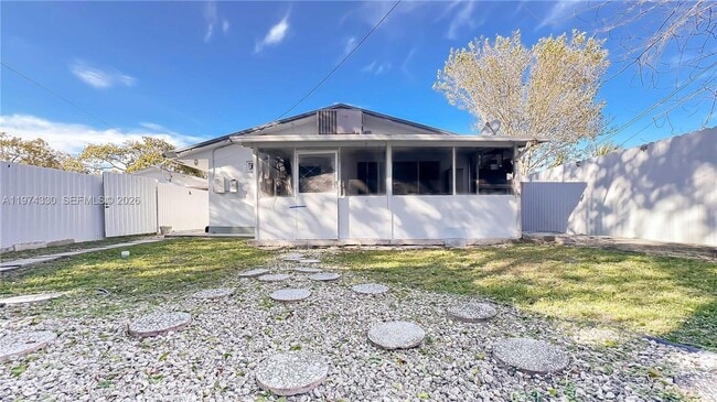 Building Photo - 5640 Hayes St