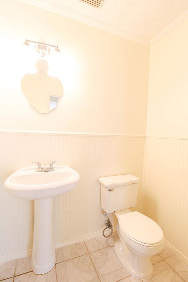Building Photo - 8118 Chestnut Manor Dr
