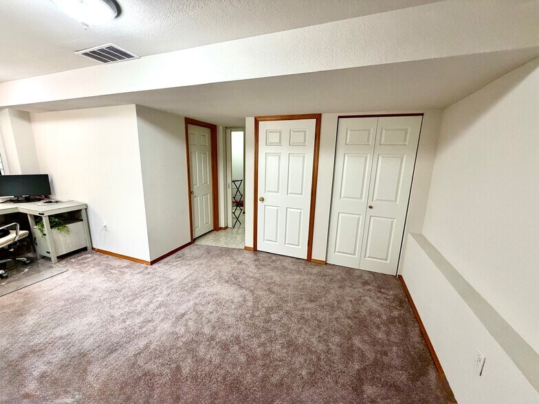 Building Photo - 1321 E Elderberry Cir