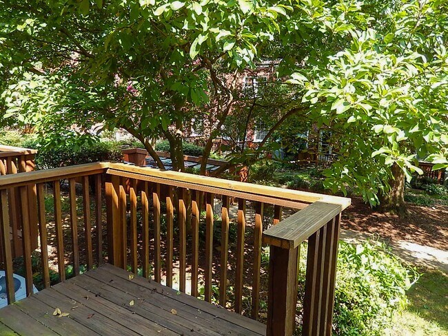 Building Photo - Sun-Filled & Well-Maintained 1 Bed 1 Bath Interior Townhome In Arlington Village