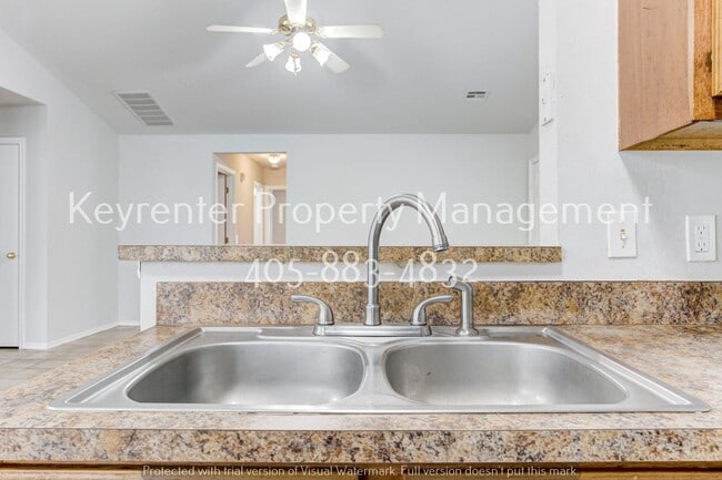 Building Photo - Cute 3BD/2BTH Duplex in Central East Norman!