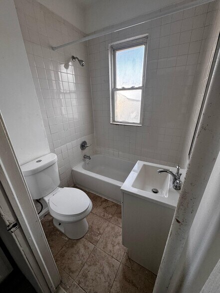 Building Photo - 72 Rose Ave