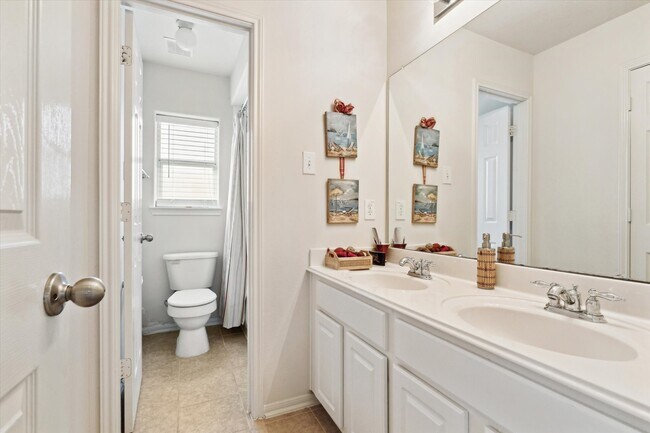 Building Photo - 2088 Silverthorn Ln